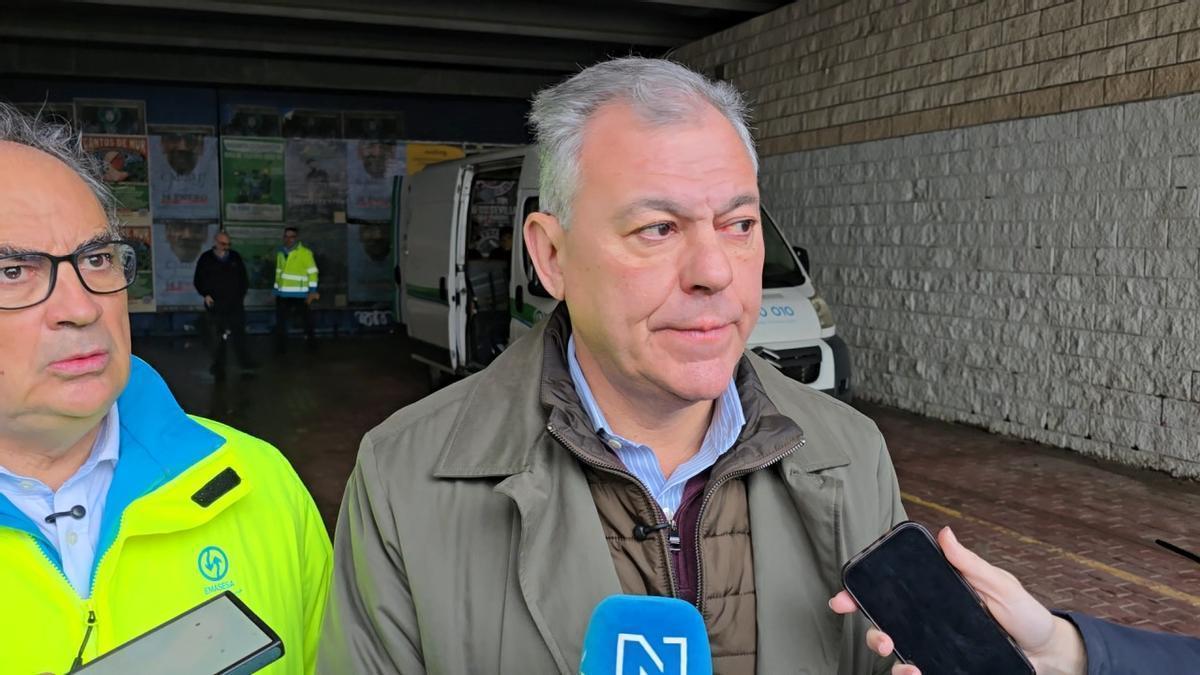 VÍDEO | El alcalde de Sevilla llama a la tranquilidad tras cerrar las compuertas de Triana "como medida preventiva"