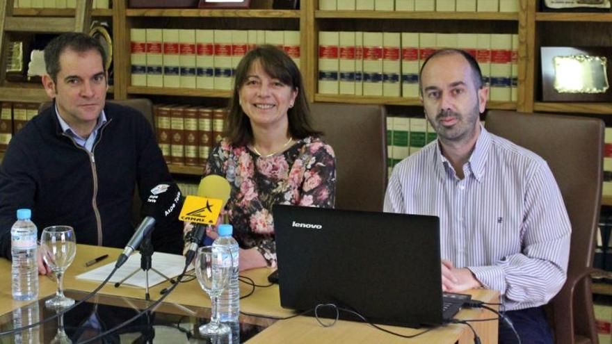 La alcaldesa con los técnicos en la presentación del plan