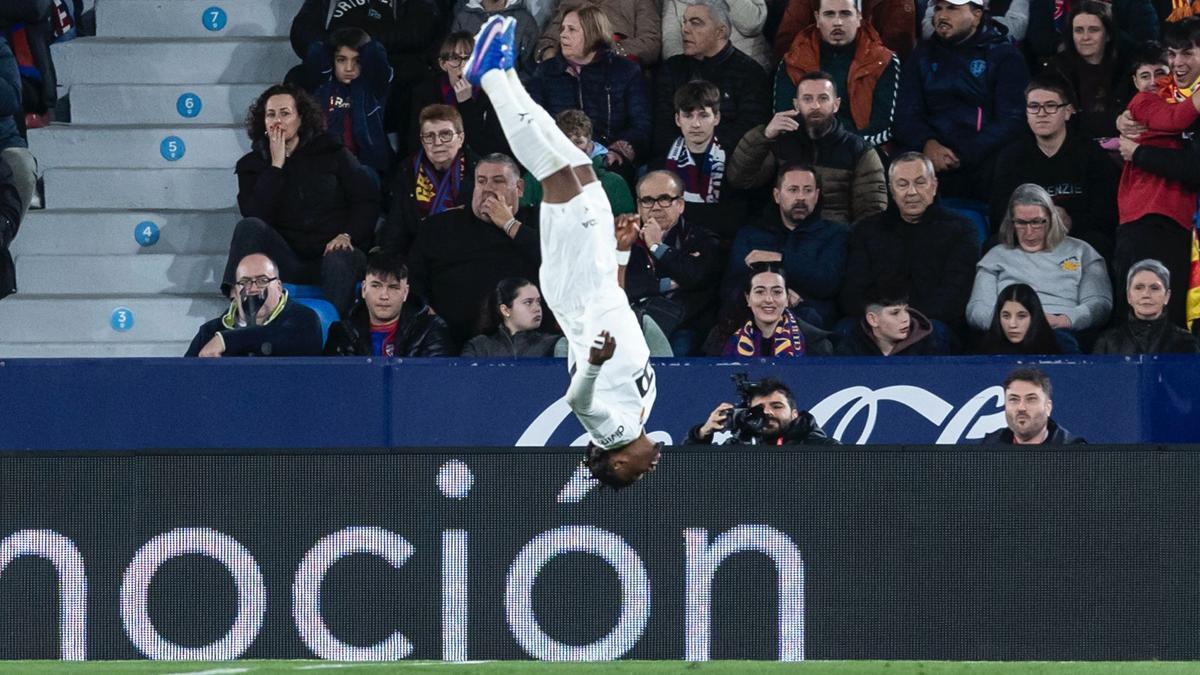 Ramazani, celebrando un gol de manera acrobática