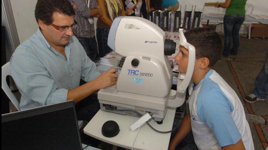 Un especialista estudia la retina de un menor en una campaña de salud.
