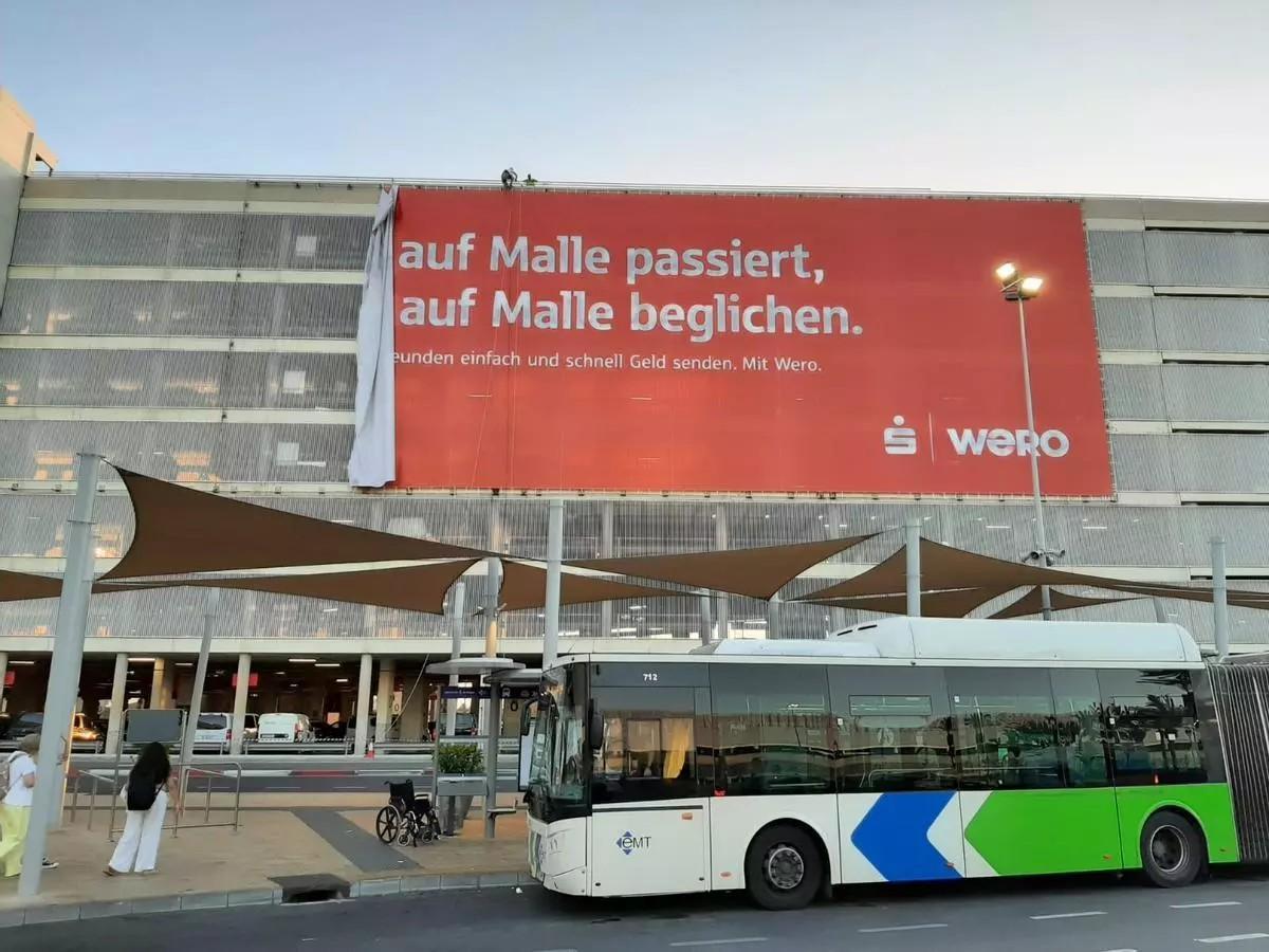 Abnahme des umstrittenen Sparkassen-Plakats am Flughafen: Was auf Malle geschah, wurde auf Mallorca beglichen