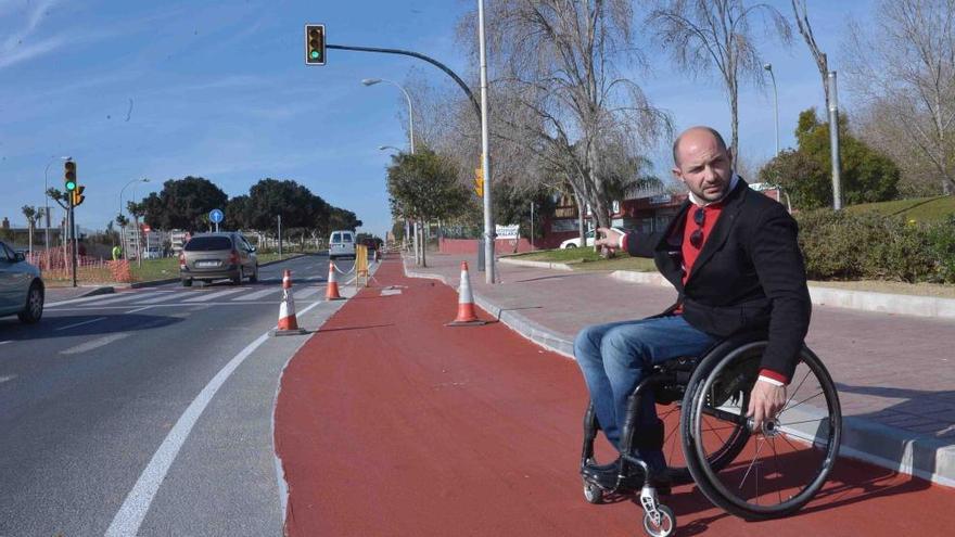 El edil de Movilidad y Accesibilidad, Raúl López, visita nuevos carriles bici.    El Ayuntamiento de Málaga, a través del Área de Movilidad, ha ejecutado dos planes que comprenden actuaciones para el fomento del transporte en bicicleta, en los que ha invertido en torno a 150.000 euros.