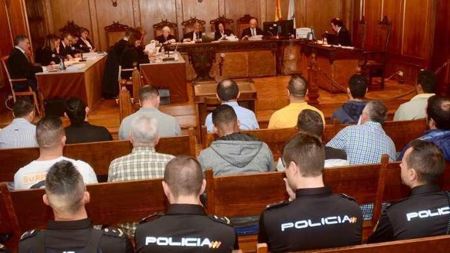 Los diecisiete procesados ante el tribunal de la Audiencia de Pontevedra. // R. Vázquez