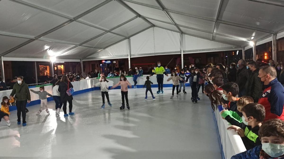 Varios niños en la pista de patinaje que el ayuntamiento ha instalado este año como novedad dentro de la campaña.