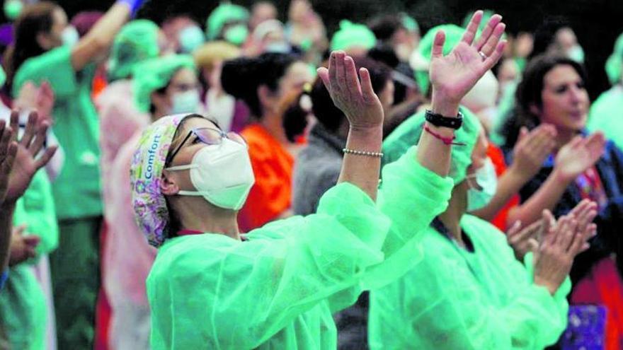 Aplausos de un colectivo de enfermeras durante la pandemia del Covid 19.