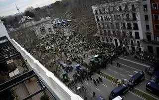 Agricultores avisan de que no se irán de Madrid hasta que dejen entrar a los 1.500 tractores