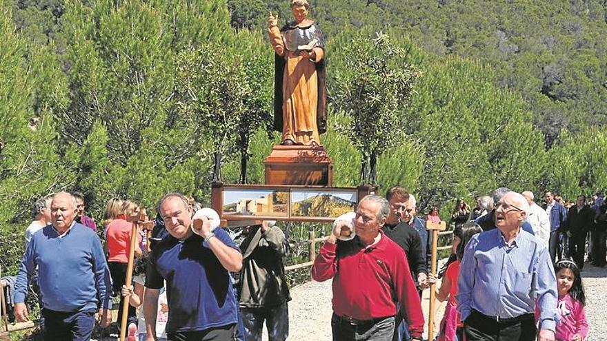 Los ‘kintos’ de Moró reparten casi un millar de ‘fogasetes’