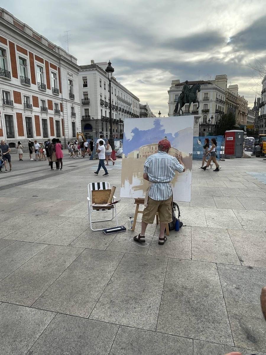 Antonio López pintando en la Puerta del Sol en 2023