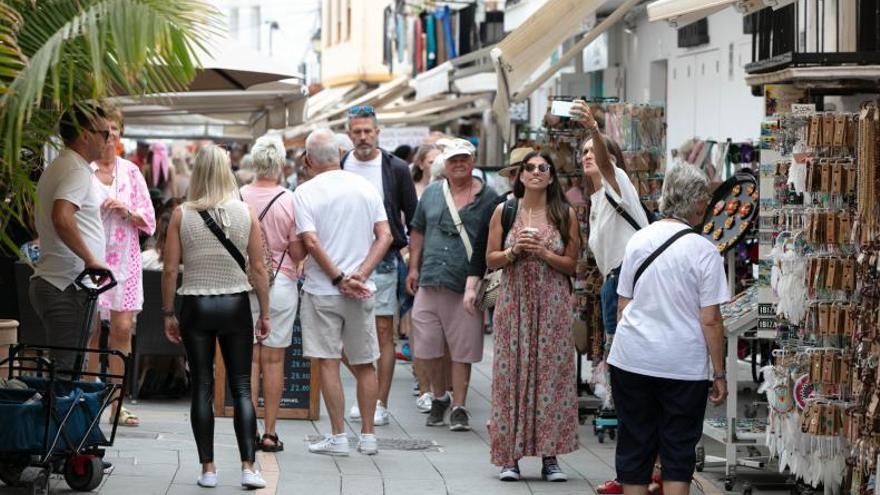 Turistas pasean por las calles de la Marina. | VICENT MARÍ