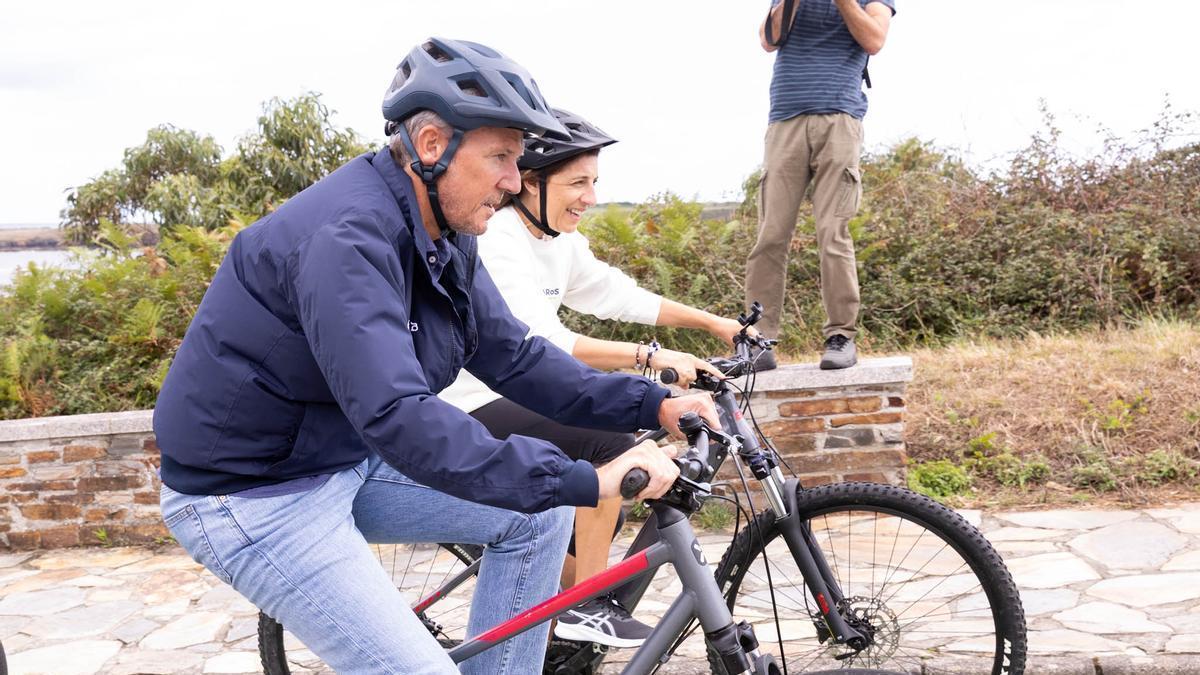 Rueda y Ángeles Vázquez recorren en bicicleta un tramo del Camino del Litoral, en Ribadeo.
