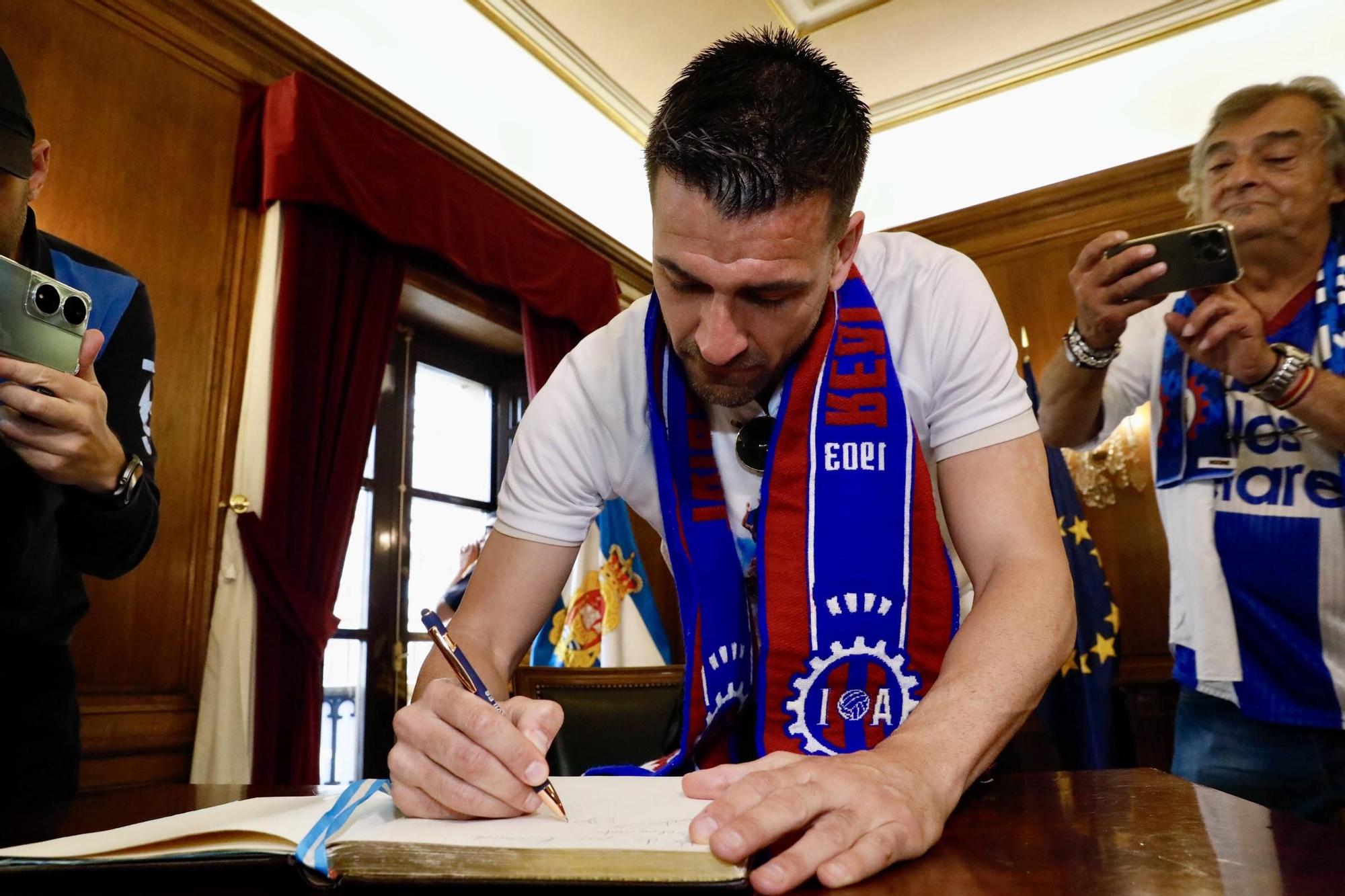 EN IMÁGENES: Así fue el recibimiento de los jugadores del Real Avilés en el Ayuntamiento