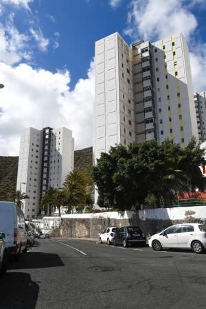 28-04-20  LAS PALMAS DE GRAN CANARIA. BARRIO DE TRES PALMAS. LAS PALMAS DE GRAN CANARIA. Humedades en uno de los Bloque del barrio de Tres Palmas por la rotura de una tubería y que esta afectando a varias viviendas.  Fotos: Juan Castro.  | 28/04/2020 | Fotógrafo: Juan Carlos Castro