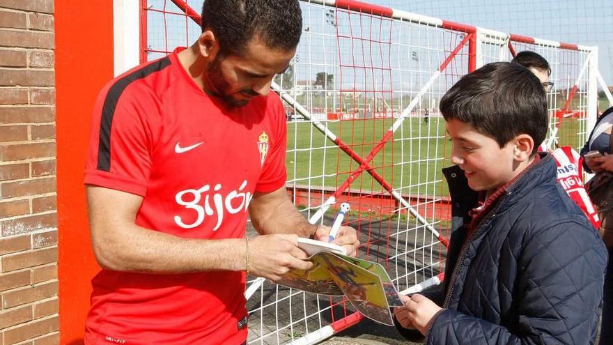 Douglas firma un autógrafo a un aficionado ayer, en Mareo.