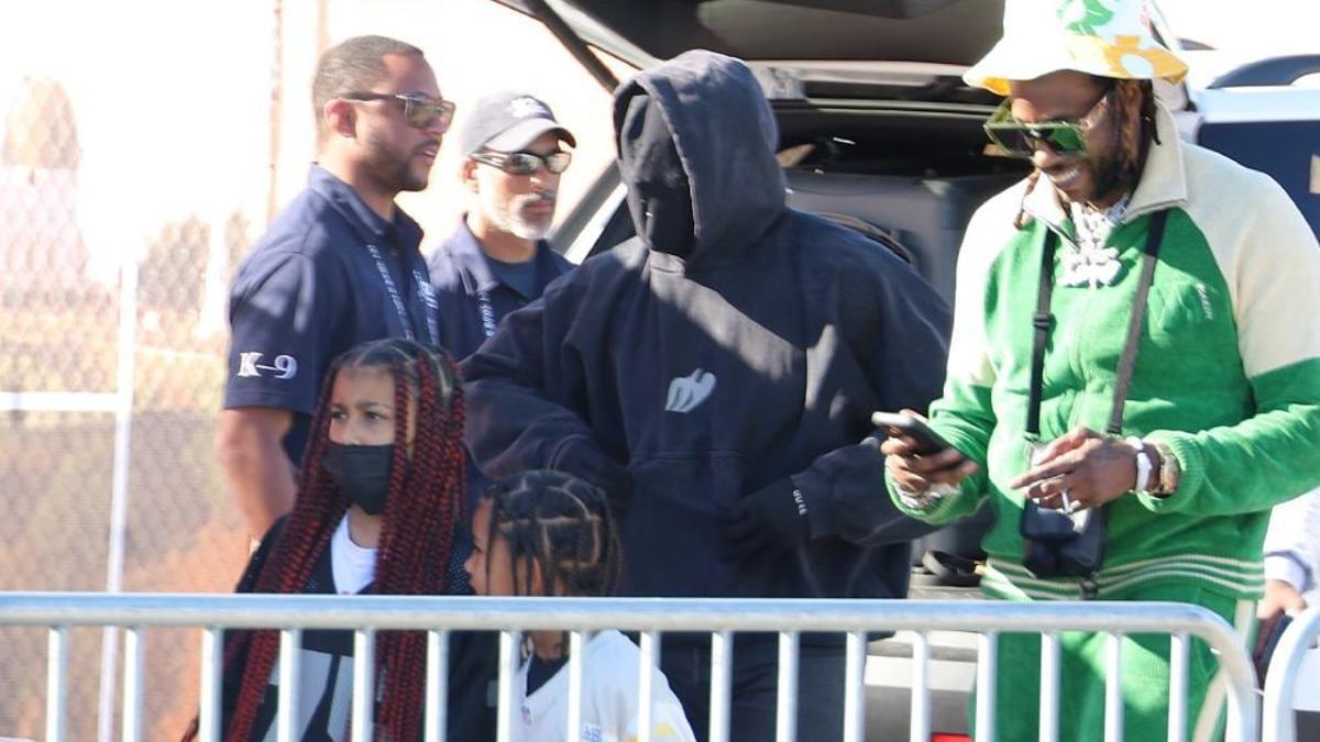 Kanye West va a ver la Super Bowl encapuchado