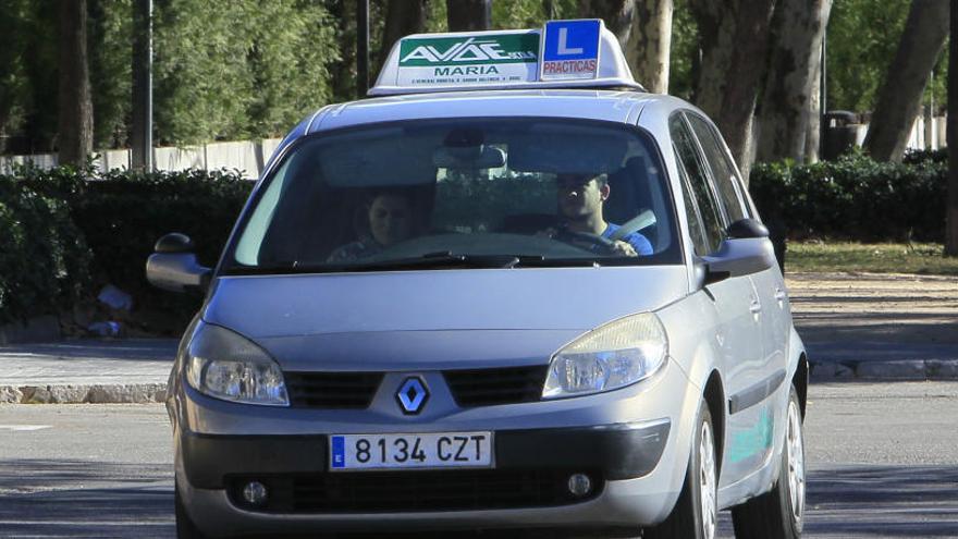 El examen de conducir ya permite el uso de tecnología salvo la ayuda para aparcar