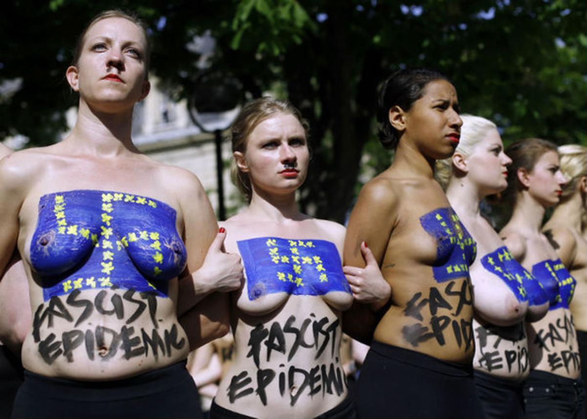 Les activistes de Femen en la porta de l’hotel.