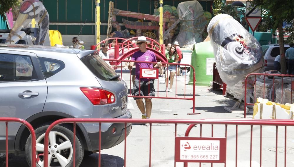 Las Hogueras comienzan a plantar sus monumentos y se restringe al tráfico el centro