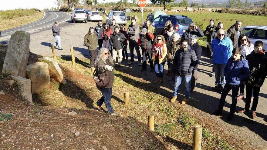 La arqueóloga María José Bóveda indica a los participantes las dimensiones de la mámoa. // Bernabé/J.L.