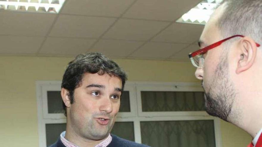 El nuevo secretario del PSOE de Valdés, Óscar Pérez, dialogando con el secretario de la Federación Socialista Asturiana (FSA), Adrián Barbón, ayer, en Luarca.