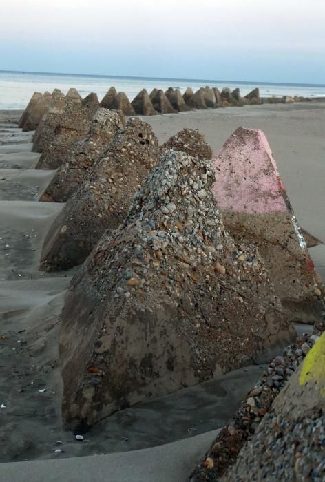 Las pirámides desenterradas por los temporales en la playa de El Perellonet.