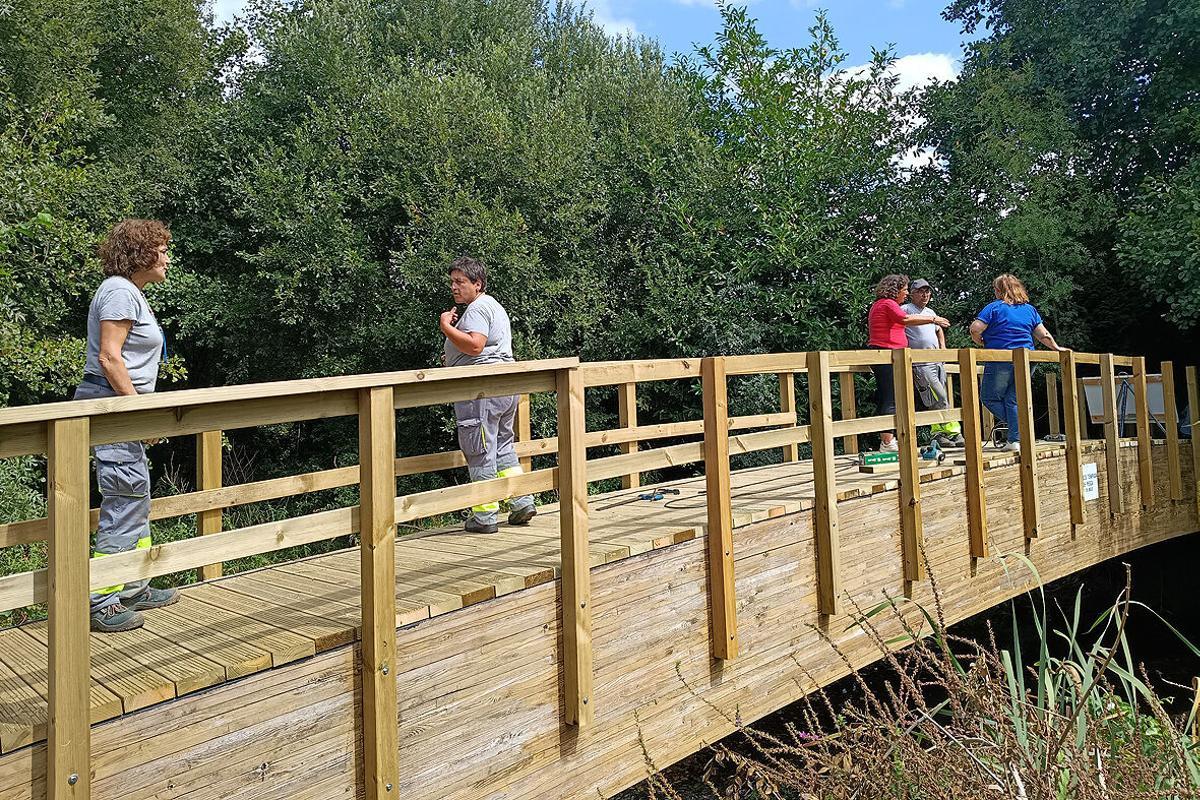 La reforma de la pasarela de madera del lugar de Souto, sobre el río Valga.