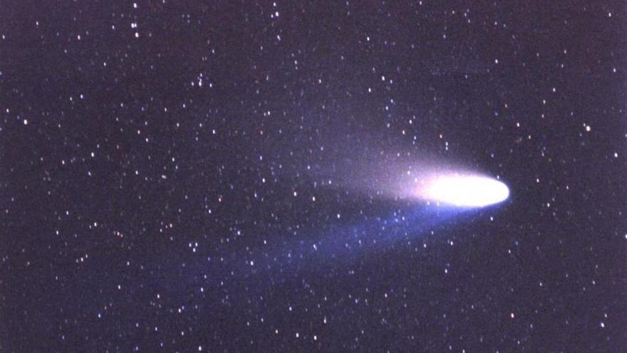 Los fragmentos de un cometa originan una bola de fuego brillante como una luna llena