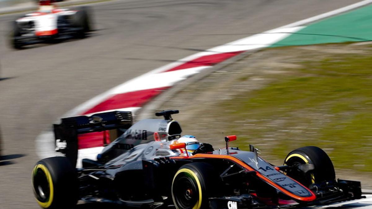 El McLaren de Fernando Alonso durante el Gran Premio de China