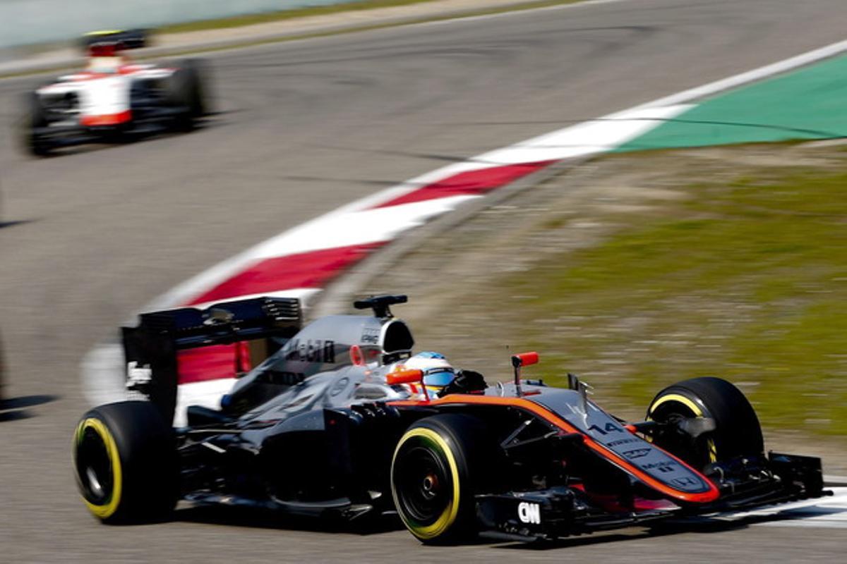 El McLaren de Fernando Alonso durant el Gran Premi de la Xina.