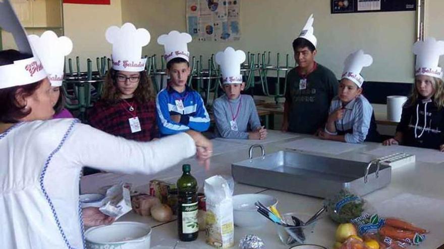 Alumnos en el taller de creación de empanadillas.