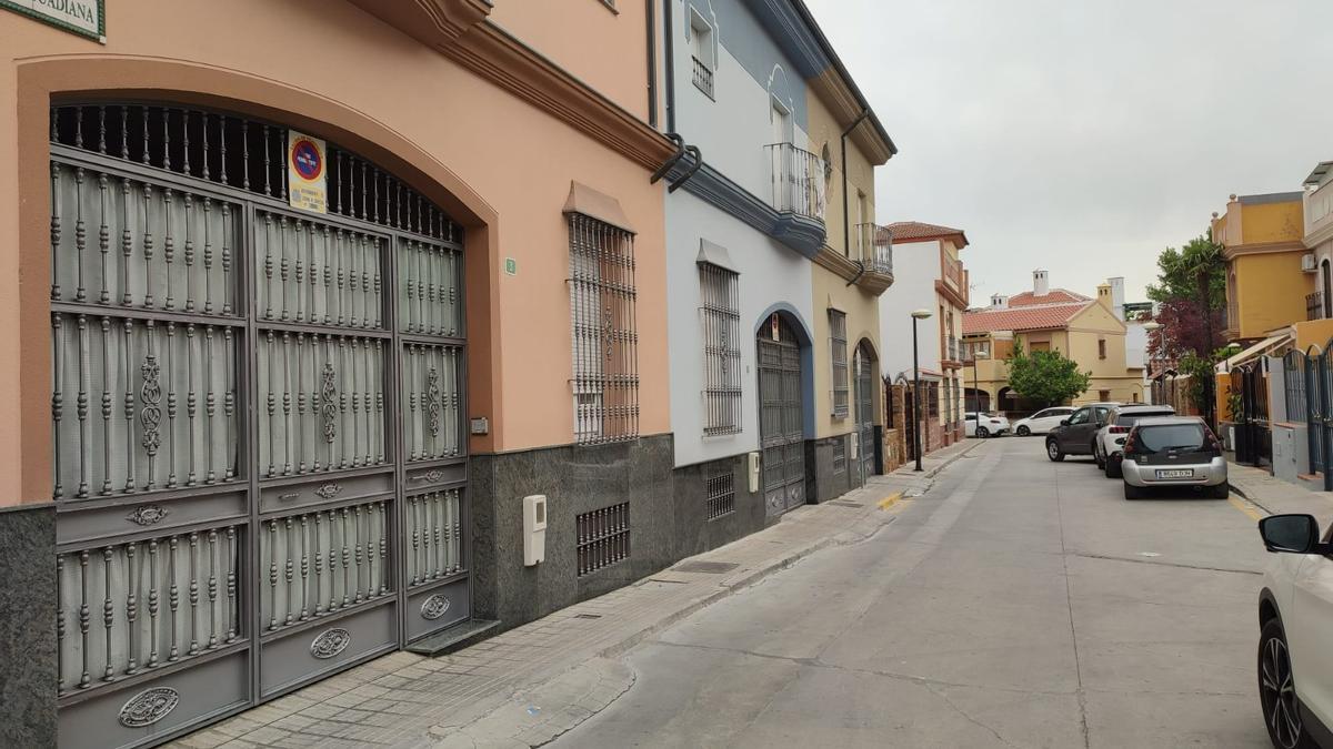 El Ayuntamiento arregla la calzada de la calle Río Guadiana.