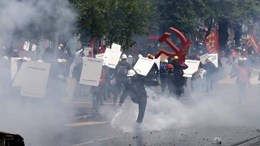 Al menos 58 heridos y 139 detenidos en la marcha del Primero de Mayo de Estambul