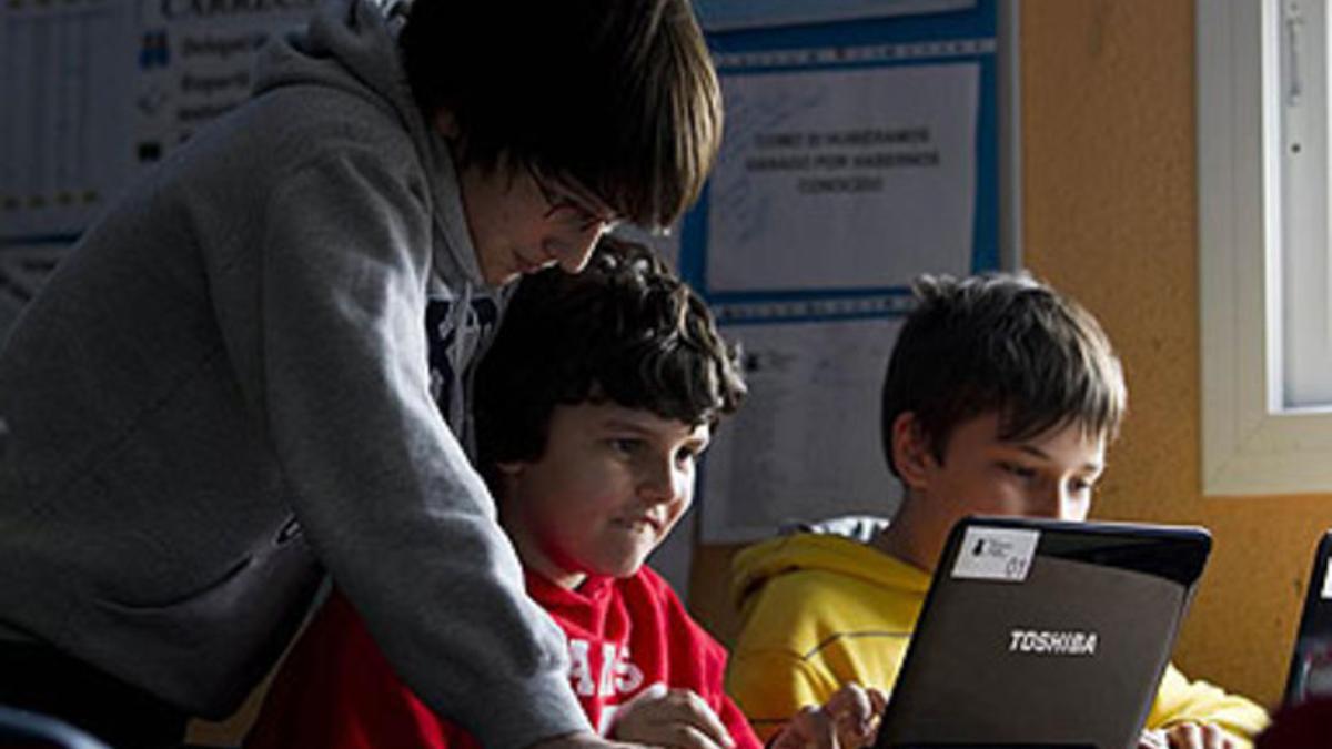 Ordenadores en una clase de ingles en el CEIP Salvador Espriu