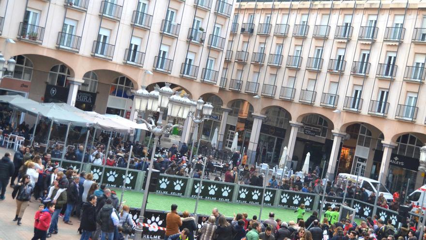 Mucho público acudió a presenciar el torneo en la Plaza Mayor.