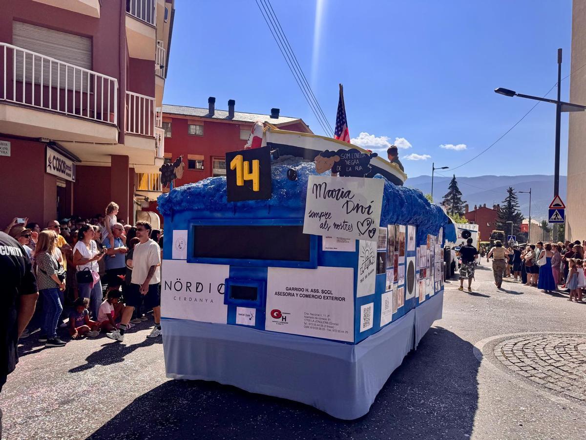 La desfilada de carrosses llueix a Puigcerdà amb tot el seu esplendor en els 140 anys de la Festa de l'Estany La desfilada de carrosses llueix a Puigcerdà amb tot el seu esplendor en els 140 anys de la Festa de l'Estany