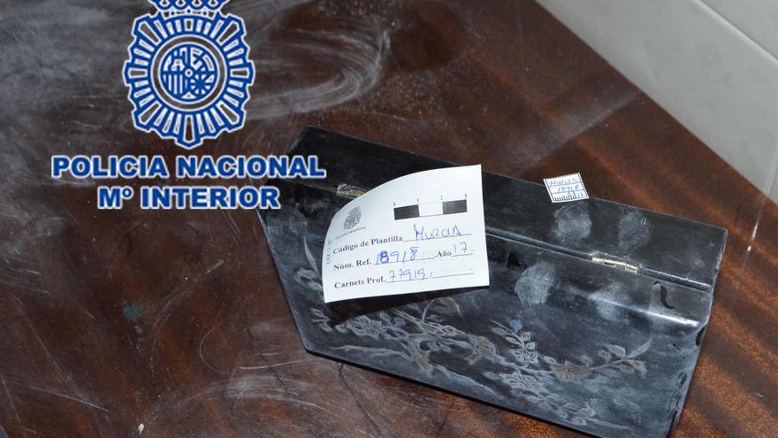 Hace ruido durante un robo y lo escuchan policías en la casa de al lado