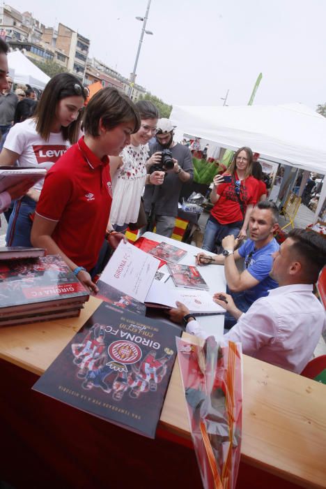 Eloi Amagat i Àlex Granell signen llibres i samarretes per Sant Jordi