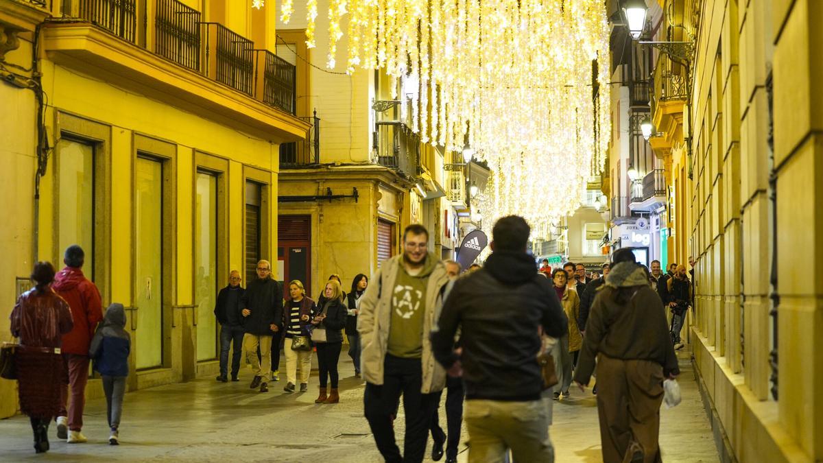 Vecinos de Sevilla paseando por el centro en Navidad. Sevilla gana menos población que otros municipios de la provincia como Dos Hermanas o La Rinconada