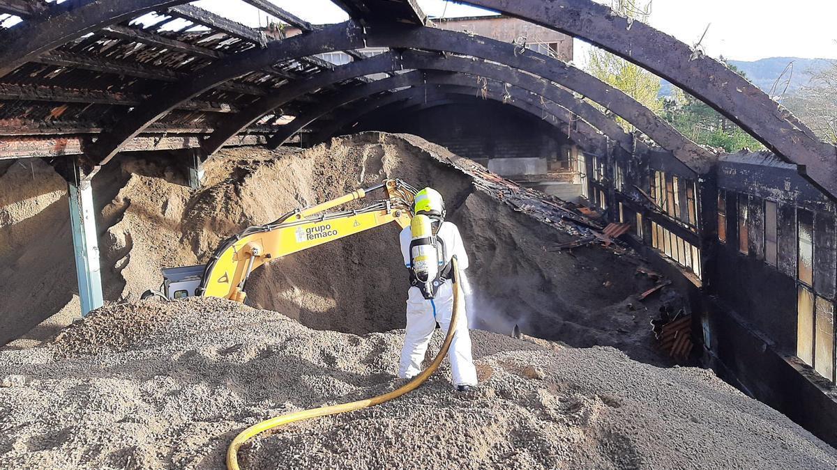 Un bombero trabajando ayer en las instalaciones de Pontesa antes de dar por extinguido el fuego en el día de hoy.