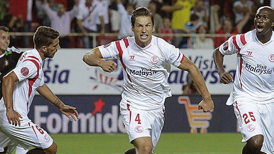 Krychowiak celebra el gol que marcó ante el Feyenoord.