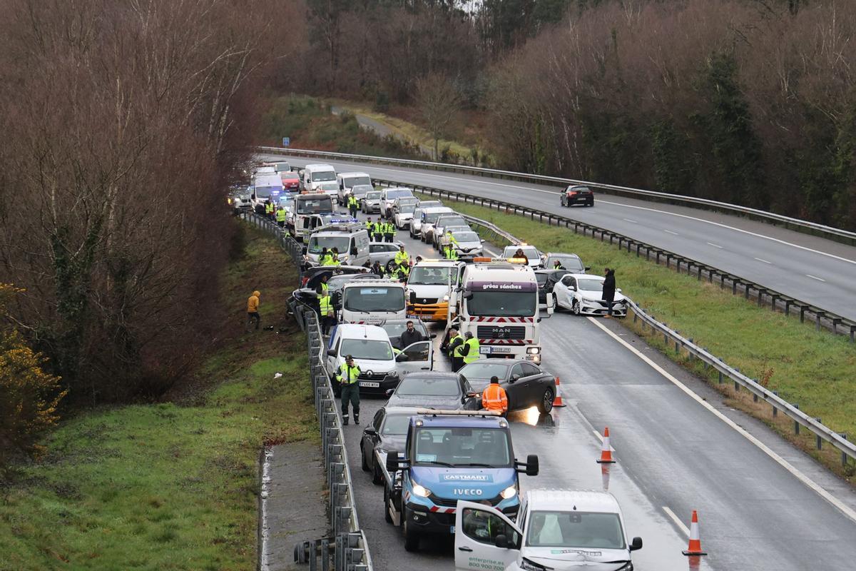 Un accidente múltiple en la AP-9 cierra la autopista en sentido Santiago