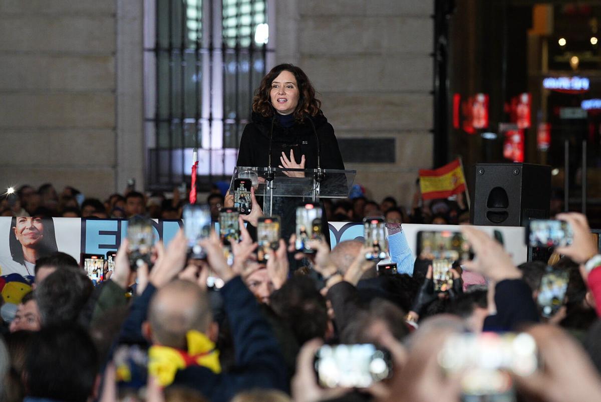 La presidenta de la Comunidad de Madrid, Isabel Díaz Ayuso, interviene durante la concentración contra el régimen de Nicolás Maduro antes de la toma de posesión como presidente de Venezuela, en la Puerta del Sol, a 9 de enero de 2025, en Madrid (España). El objetivo de la protesta es arropar al pueblo venezolano un día antes de la previsible toma de posesión de Nicolás Maduro como presidente de Venezuela. 09 ENERO 2025;VENEZUELA;MANIFESTACIÓN;PROTESTA;SOS VENEZUELA;OPOSICIÓN;OPOSITOR;BANDERA;VENEZOLANOS; Diego Radamés / Europa Press 09/01/2025. ISABEL DIAZ-AYUSO;Diego Radamés;