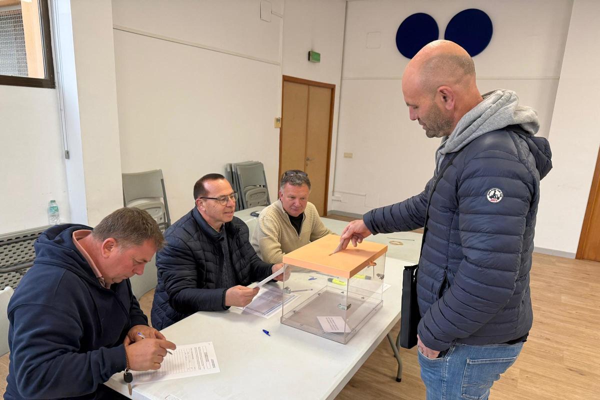 Un pagès votant en una mesa a Sant Gregori.