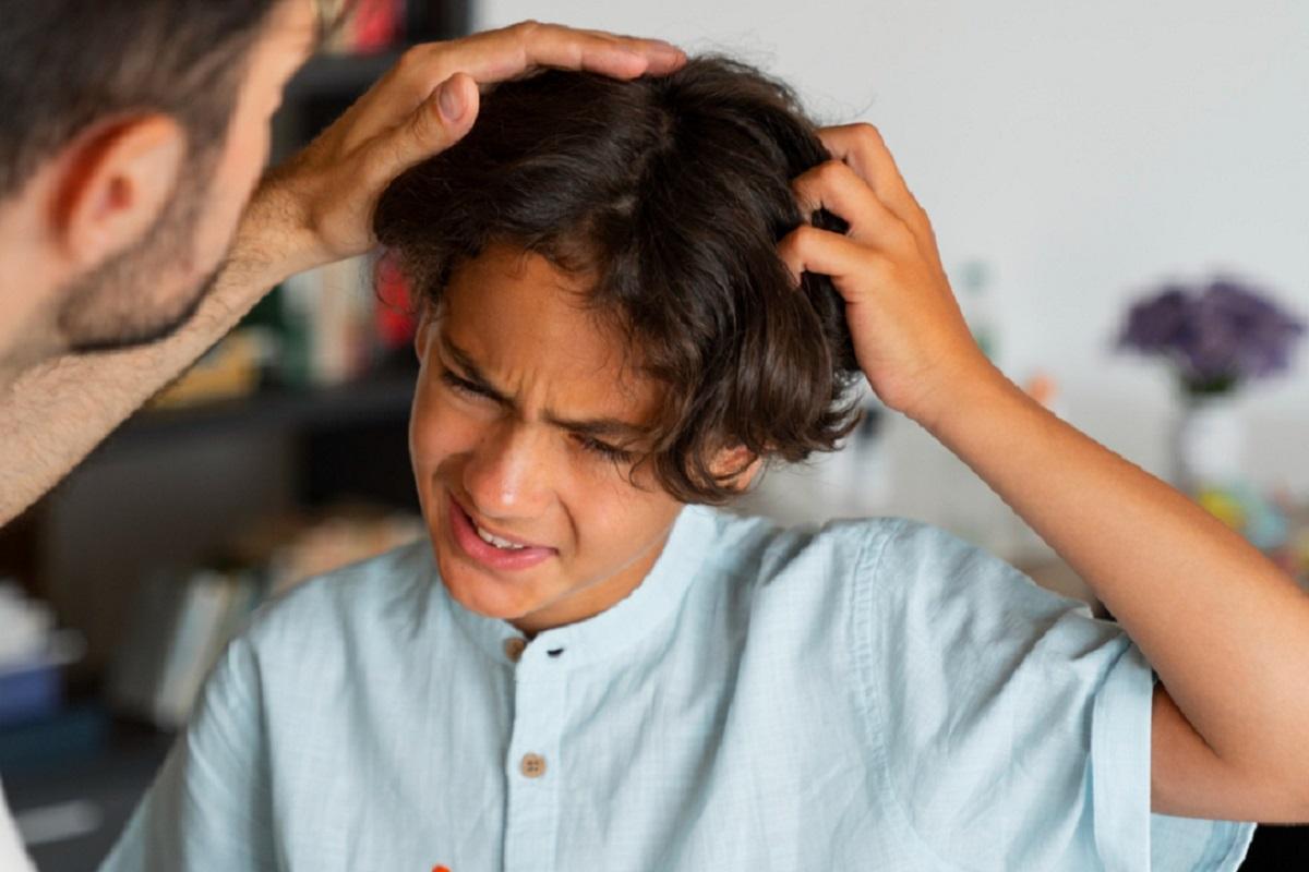 En el niño escolar, esta enfermedad dermatológica tiene una manifestación más parcheada y focal en el cuero cabelludo.