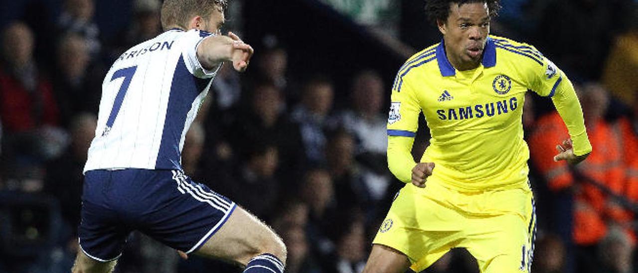 El delantero francés Löic Remy disputa un partido durante su etapa en el Chelsea.