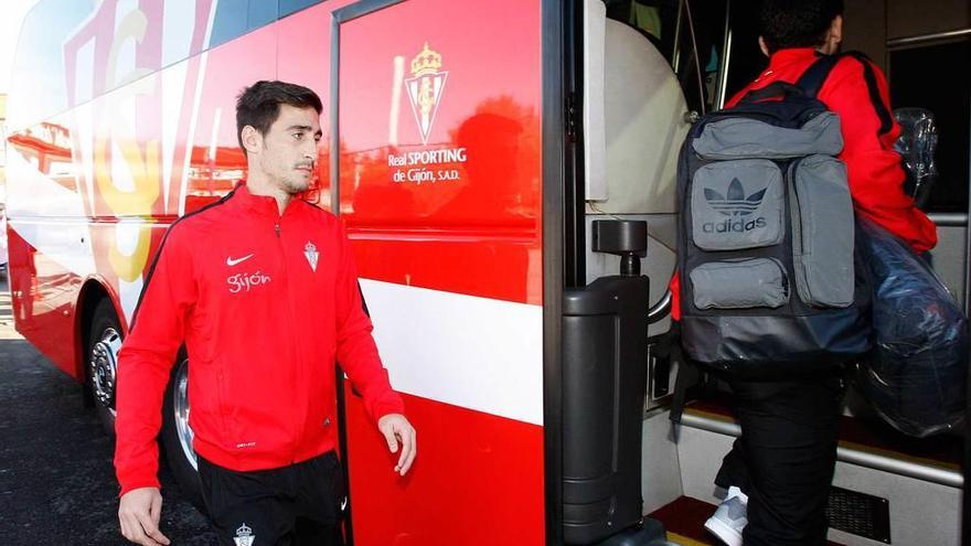 Diego Mariño se sube al autocar del Sporting.