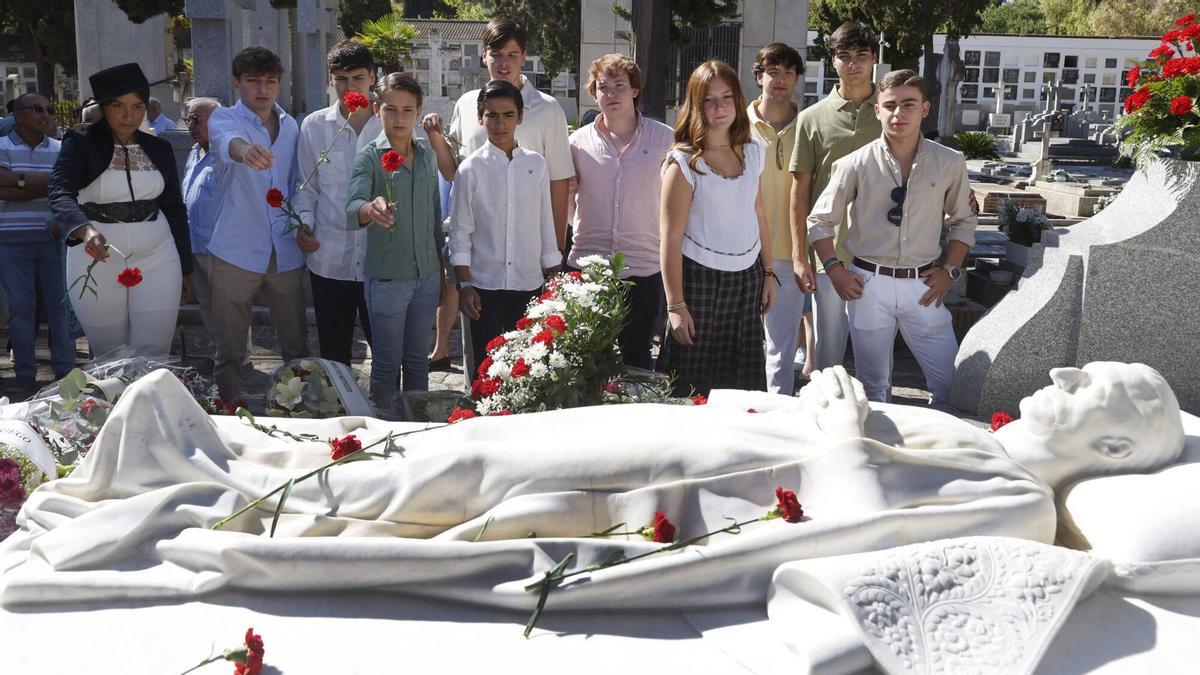 Ofrenda floral a Manolete en el cementerio de la Salud en el 79 aniversario de la muerte del torero