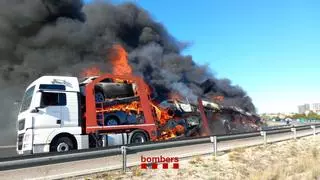 El incendio de un tráiler porta-coches en la AP-7 provoca retenciones en el sur de Catalunya