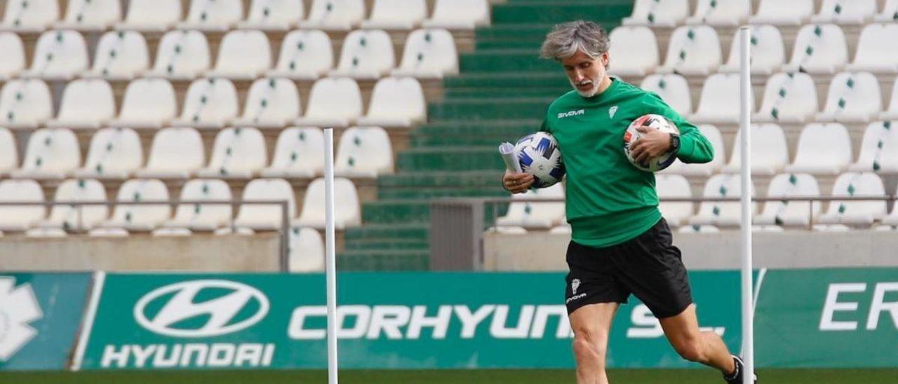 Pablo Alfaro, durante un entrenamiento del Córdoba CF en El Arcángel, en su etapa como entrenador.