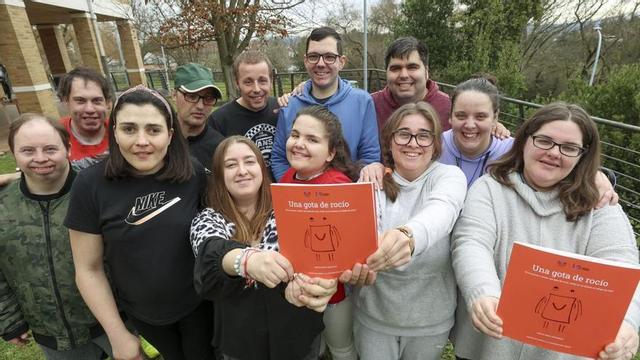 En la fila de atrás, por la izquierda, Aitor Fandiño, Pedro Gómez, Marcos Díaz, Damián Flórez, Adrián Vega y Sara Martínez. Delante de ellos, Juan Moure, Fany Álvarez, Rocío González, Alba Lobato, Fany Fernández y Katya García, en los jardines de la Fundación Vinjoy, con dos ejemplares del libro «Una gota de rocío».