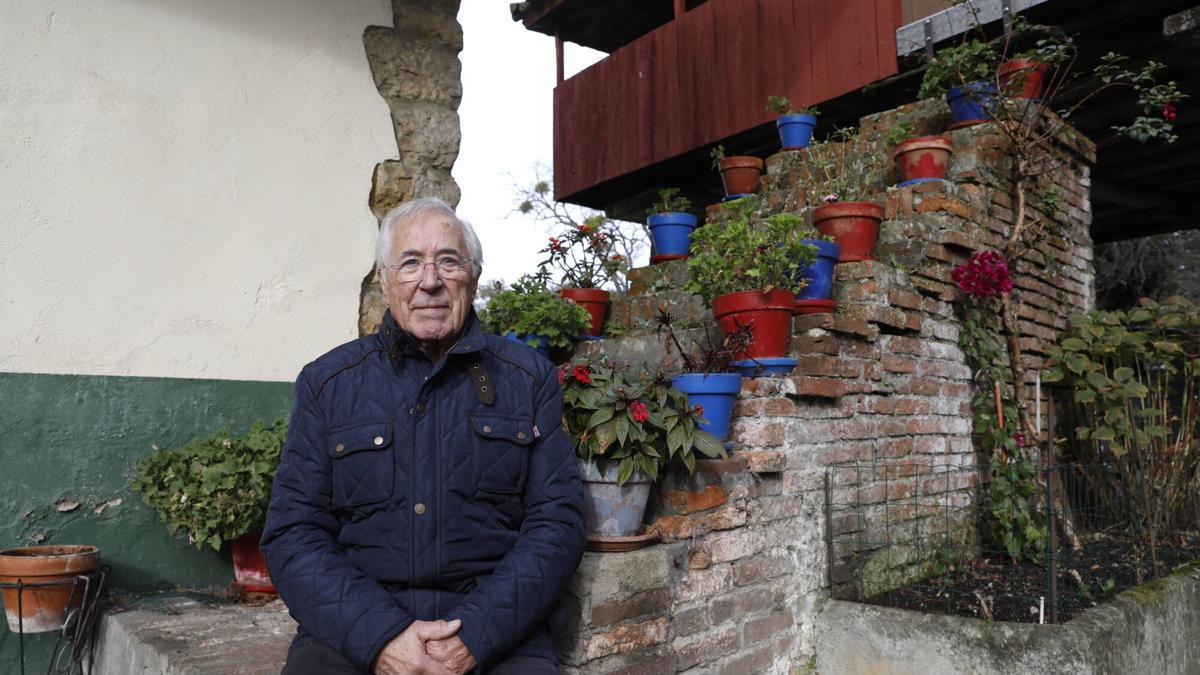 Joaquín Salas, en la escalera de un hórreo en La Frialdá de Olivares.